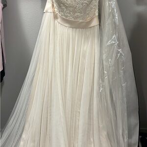 Elegant Cream Lace Wedding Dress
